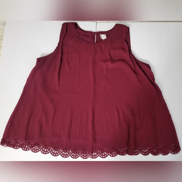 Cupio Curvy Burgundy Sleeveless Scalloped Hem Pleated Keyhole Tank Top - Picture 1 of 9